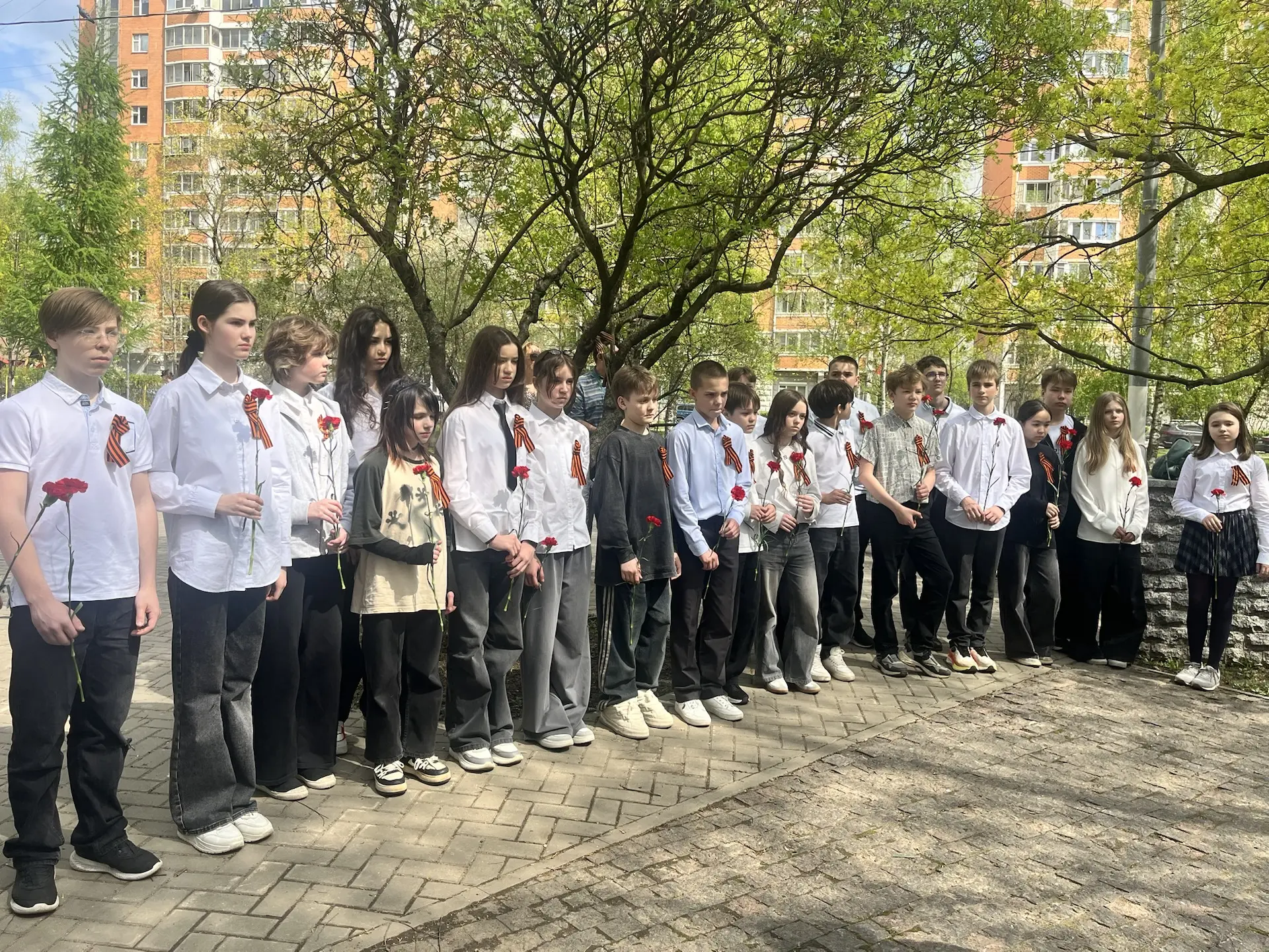 🕊️«Никто не забыт и ничто не забыто» - Горящая надпись на глыбе гранита. Поблекшими листьями ветер и