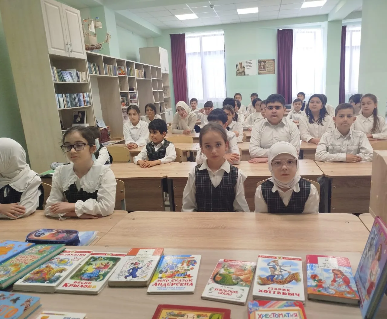 2 апреля в нашей школе состоялось мероприятие, посвящённое Международному дню книги. Организатором в