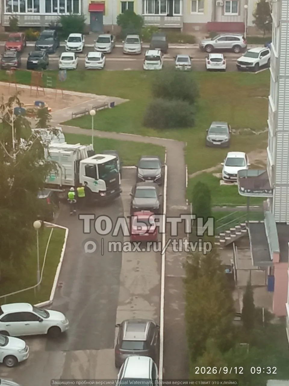 В 14б квартале водители блокируют проезд спецтехнике, оставляя машины на углах дорог. И...