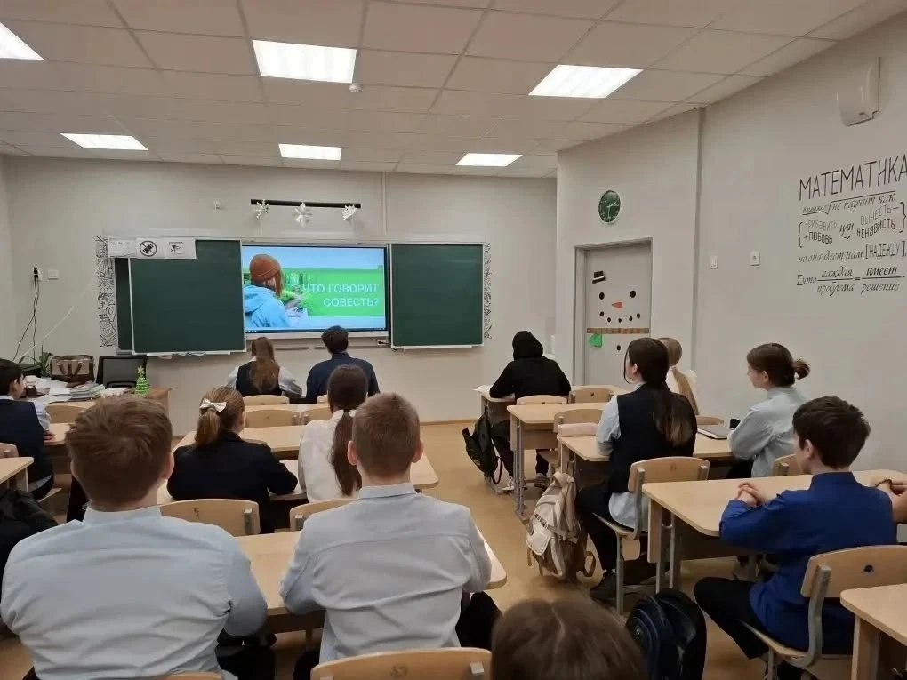 Неделя в нашей школе началась с еженедельной торжественной линейки с выносом флага и исполнением гим