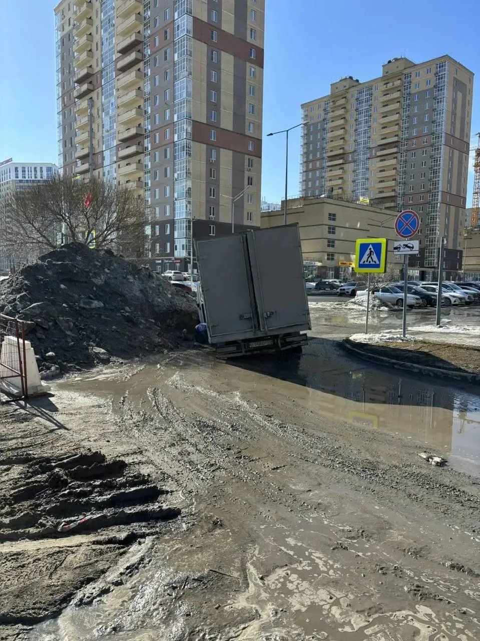 Дела власть имущих города Тюмени в мкр. Европейский / теплотрасса / вылезают наружу как весенние под