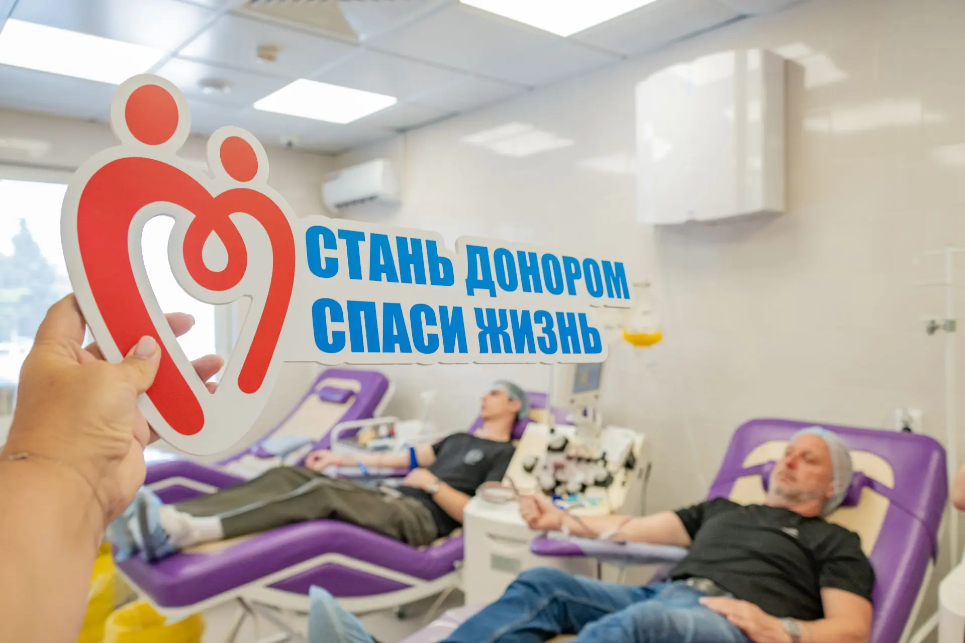 В честь Дня России и дня города севастопольцы сдали более 35 литров крови
 
В Севастопольском центре