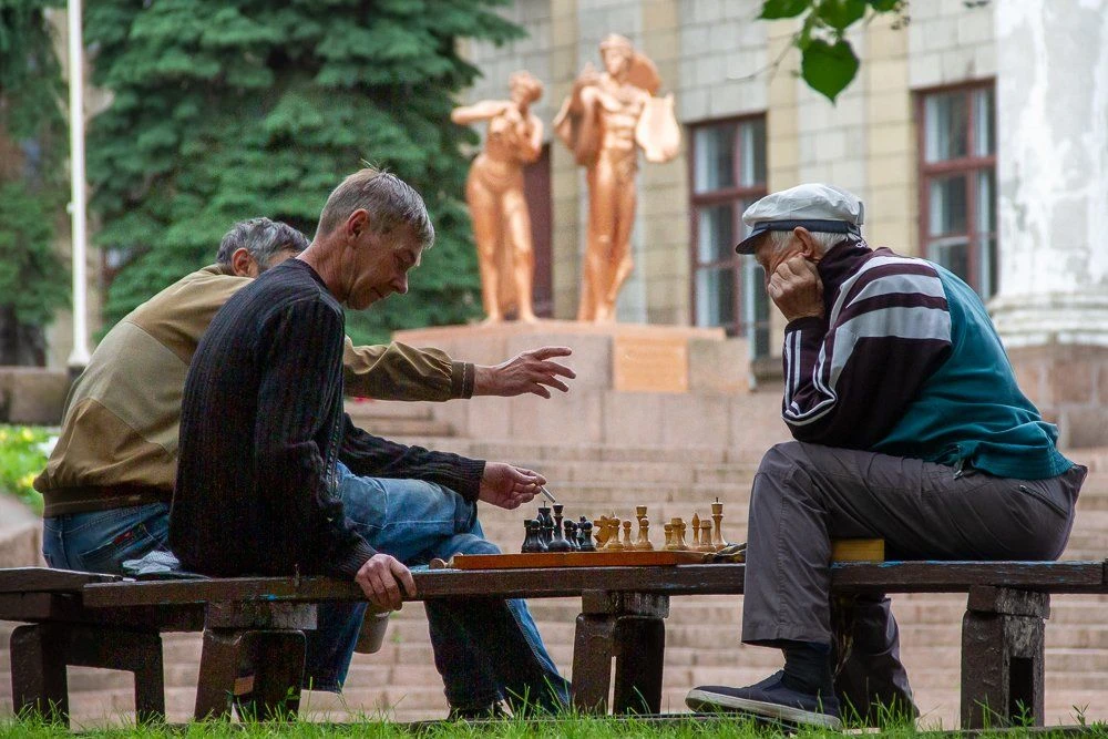 От звона колоколов до духовной музыки: Чем сейчас живет сквер на Красной площади в Луга...
