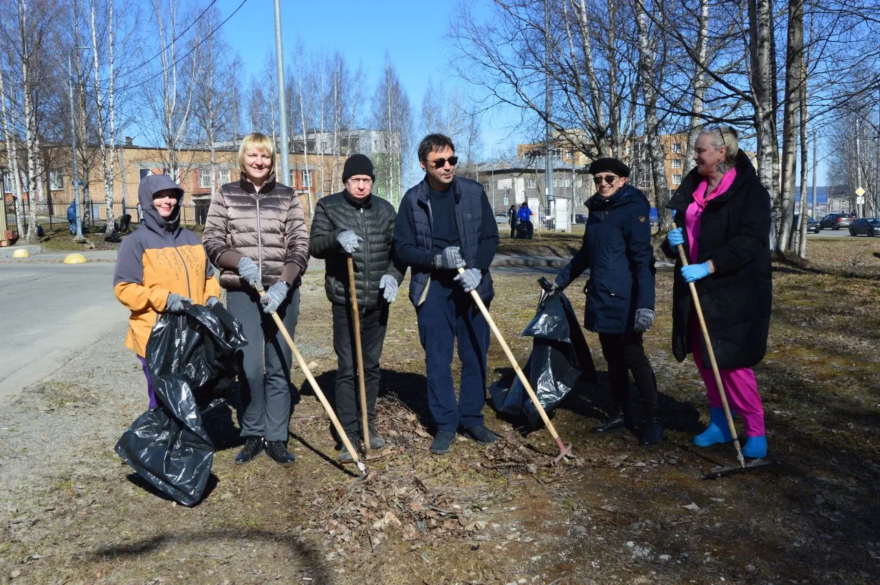 ⚡ 🧹 В самом разгаре субботник  по уборке территории, прилегающей к больнице!