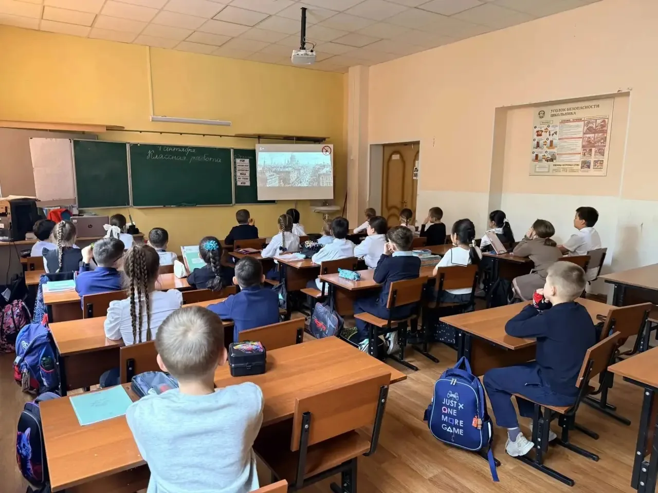 В понедельник, 7 сентября, в нашей школе прошли внеурочные занятия из цикла «Разговоры ...