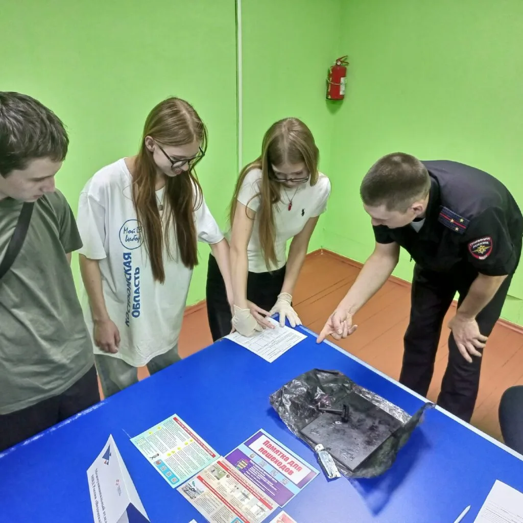 Полицейские в районах Костромской области приняли участие в молодежной ярмарке вакансий.  Мероприяти