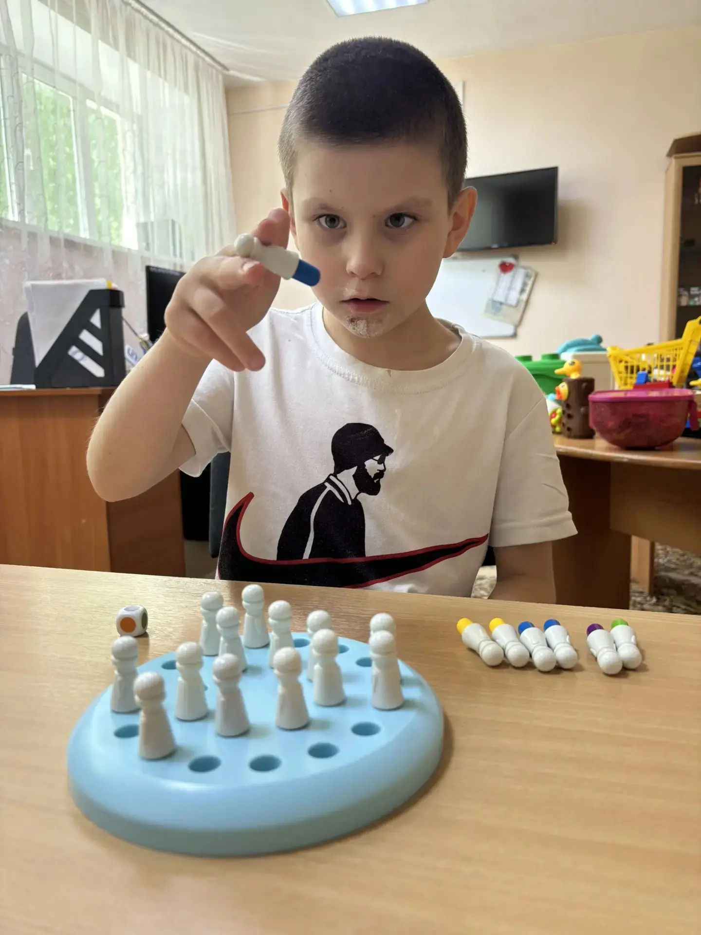 Во время занятия с Матвеем сыграли в «Мемо‑шахматы» ♟️: игра отлично тренирует память 🧠, логику 💡 