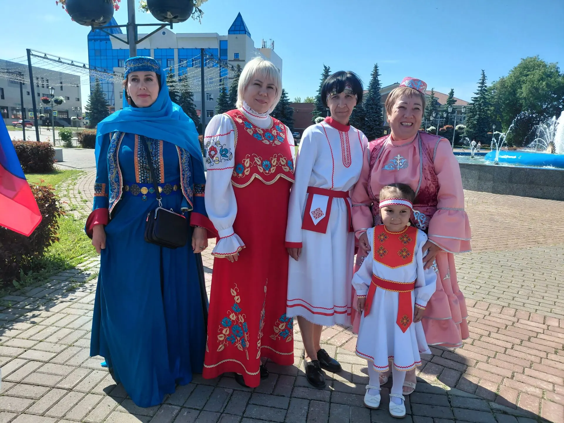 В День России  сотрудники детского сада "Ёлочка"вышли на центральную площадь города в я...
