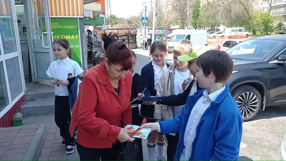 Маленькие сердца, большая Победа: 3 «Б» дарит тепло горожанам В преддверии великого праздника — Дня 