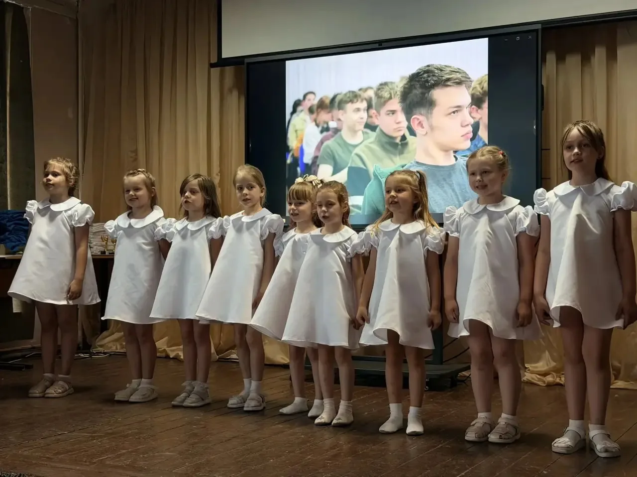 Наши звездочки зажгли сцену Нижегородского радиотехнического колледжа! 🌟

Сегодня наши юные таланты
