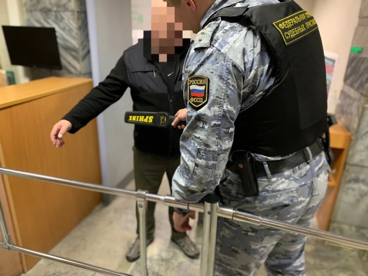Более 2 тысяч опасных предметов выявлено судебными приставами у посетителей судов