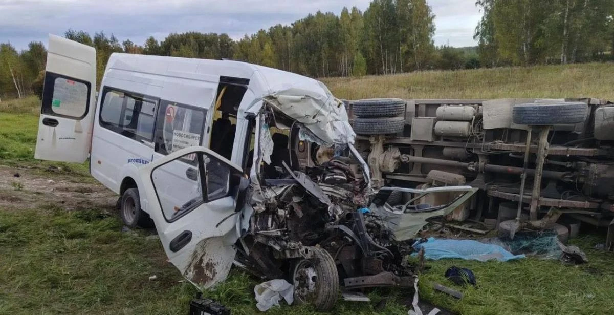 Водитель микроавтобуса погиб в результате ДТП под Новосибирском, где также пострадали 1...