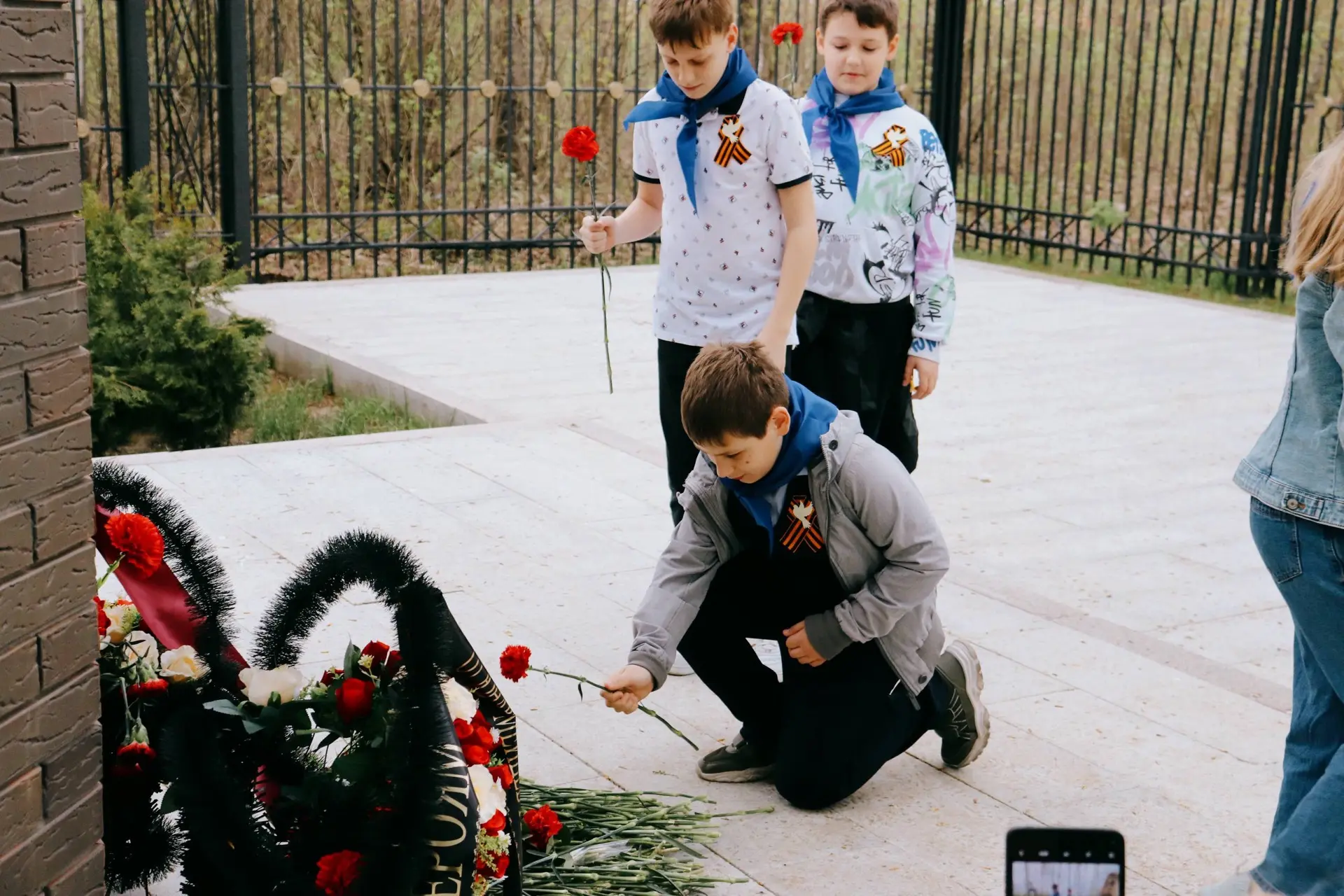 Красные гвоздики 🌹  🎖️В эти майские дни мы вновь обращаемся к памяти. Памяти о тех, кто прошел сквоз