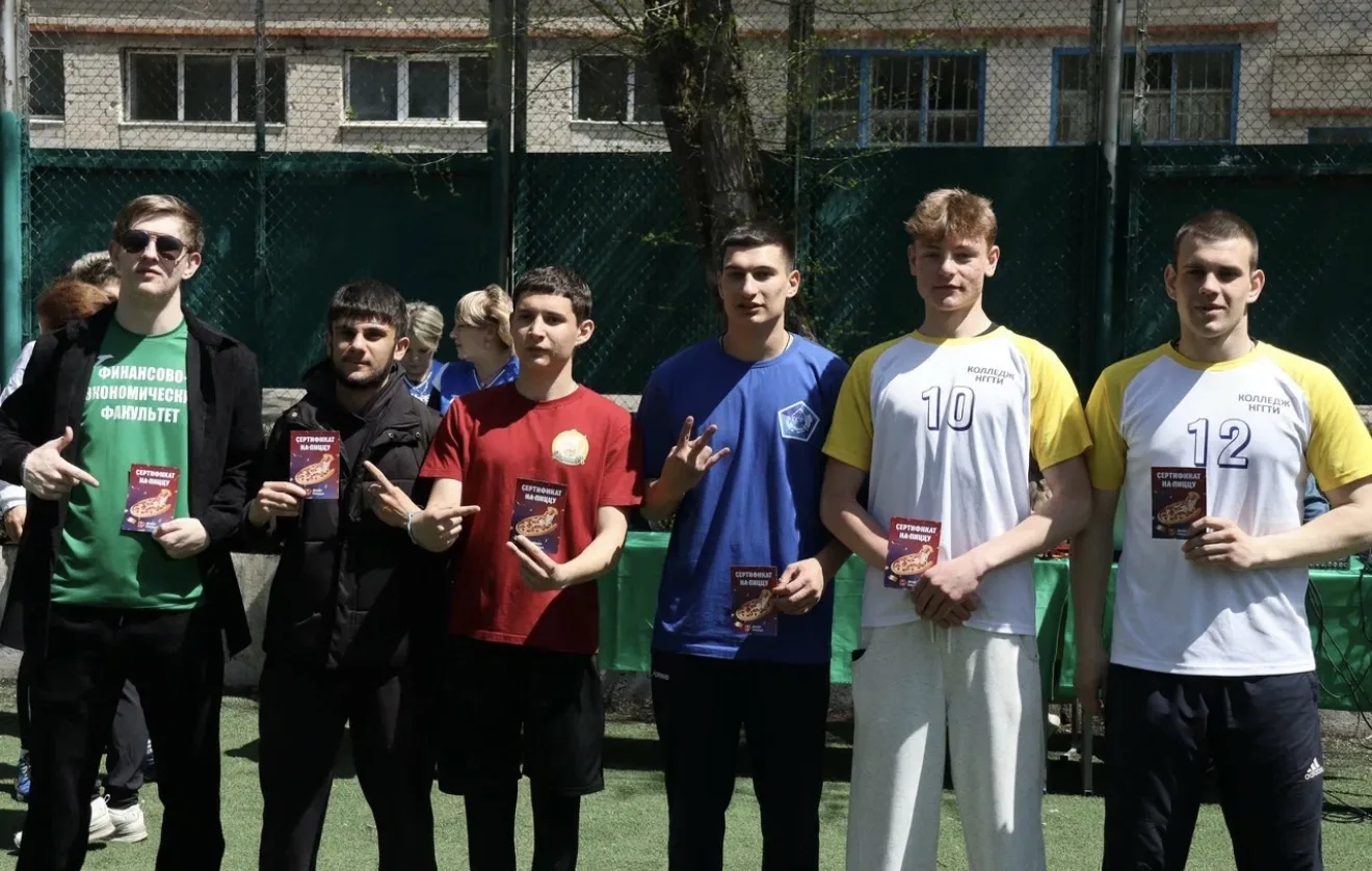 Борьба без компромиссов: как прошёл День здоровья в НГГТИ   Футбольное поле сегодня превратилось в н