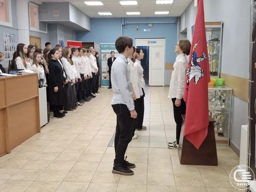 🇷🇺 Понедельник начинается с флага и гимна  Традиционно утро понедельника в нашей школе началось с то