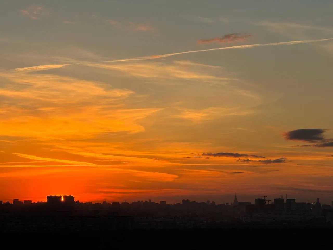 🌇 Огненным закатом столица проводила эту неделю. 

Москва+ | Подписаться
