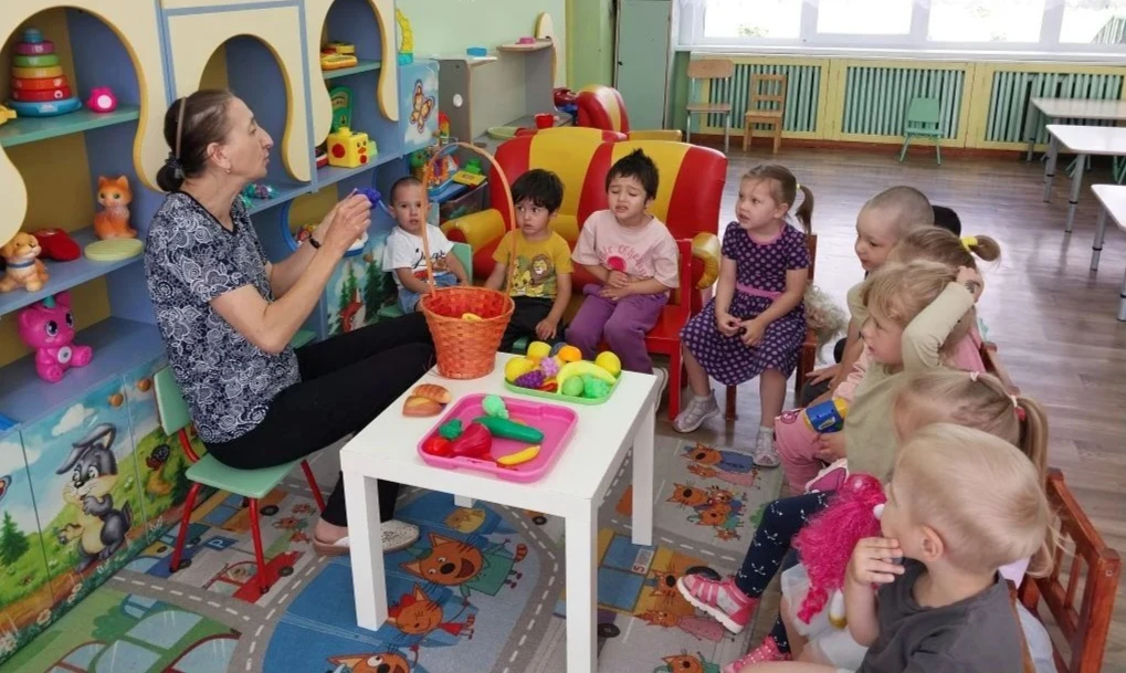 Познавательное занятие "Овощи и фрукты" в первой младшей группе дошкольного отделения пос.Нудоль. В 