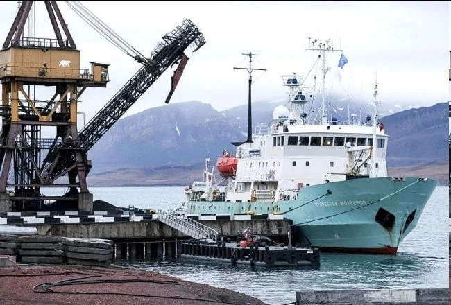 Cудно выполняло плановый рейс из Мурманска в российский поселок Баренцбург для доставки...