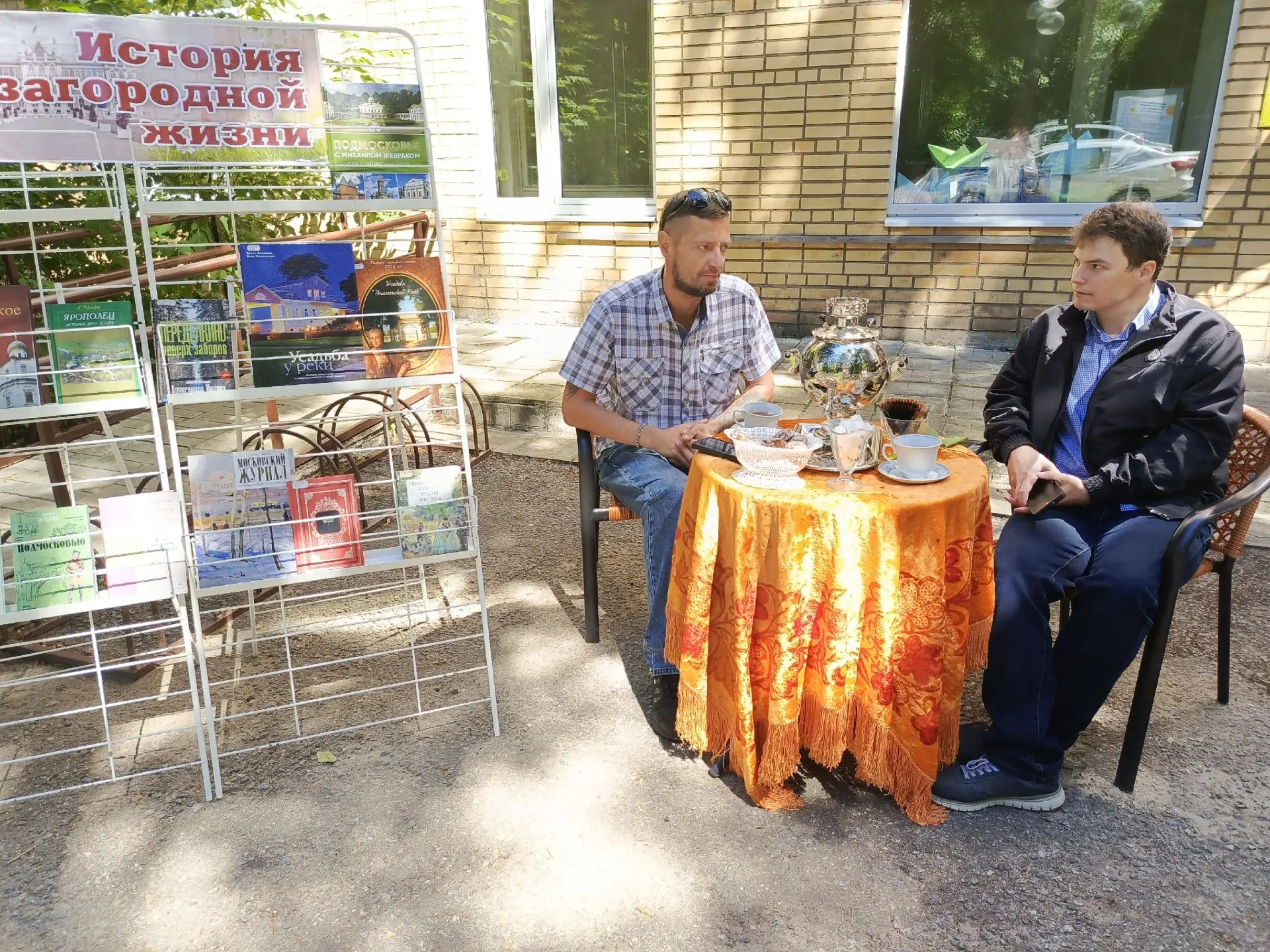«История загородной жизни» в летнем читальном зале

📕Регулярно на площадке перед Центральной городс
