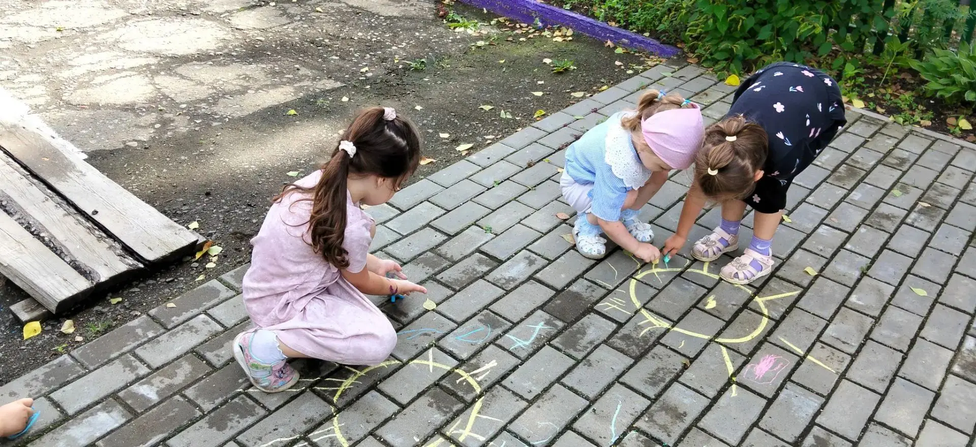 Яркие краски детства на асфальте! 🎨Сегодня территория детского сада превратилась в настоящую художе