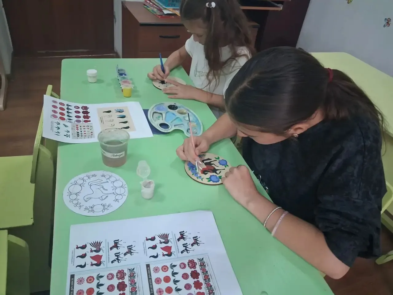 🎨 Городецкая роспись: оживляем традиции в «Юном дизайнере»!