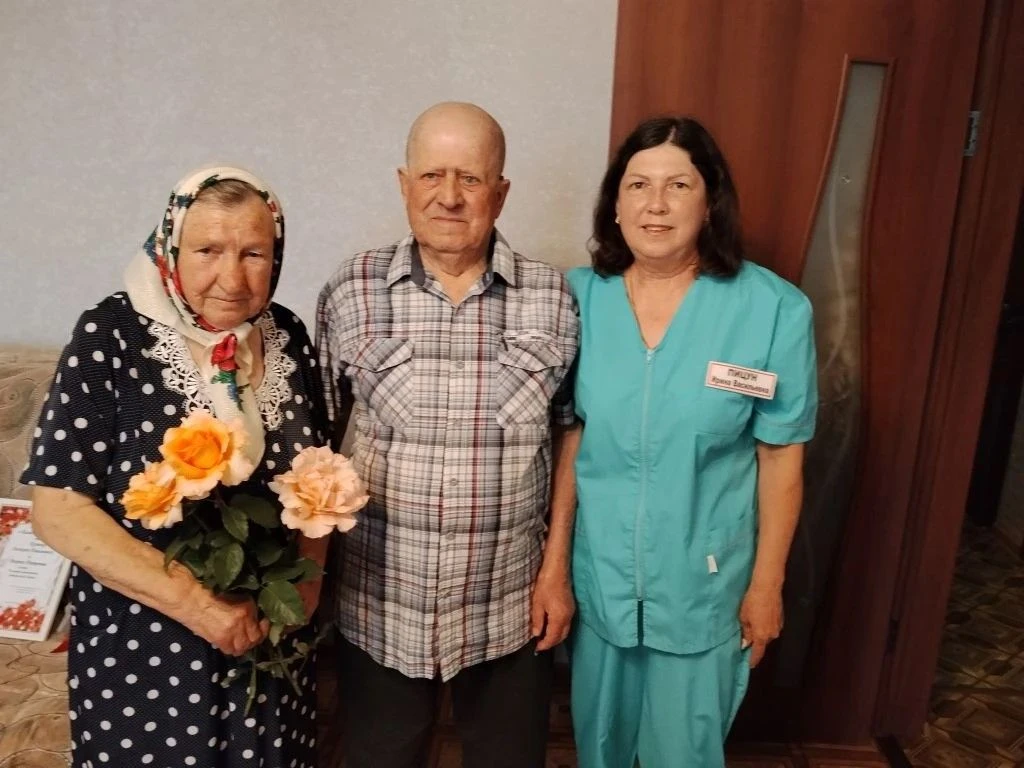 13.06.2026 года социальные работники Комплексного центра поздравили с 70 летием совместной жизни пол