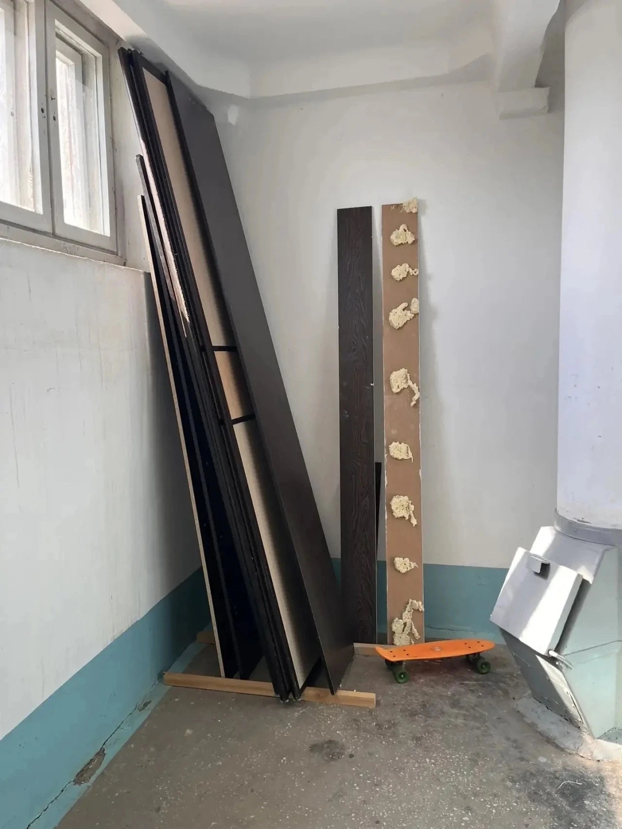 🚫 Не складируйте вещи в подъезде и не оставляйте строительный мусор!