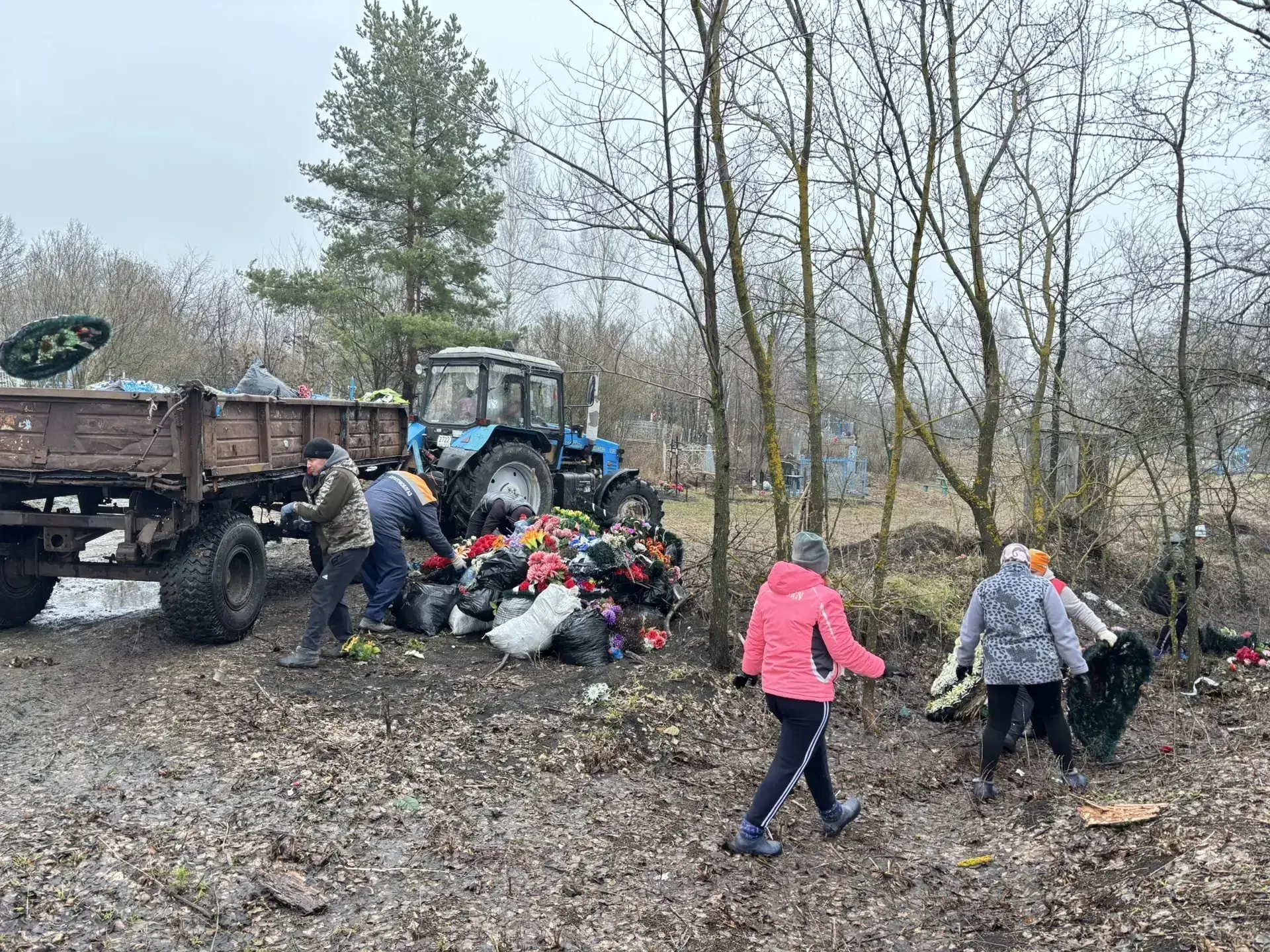 В преддверии Пасхи на территории Липовского МО провели благогоустройство территорий кла...