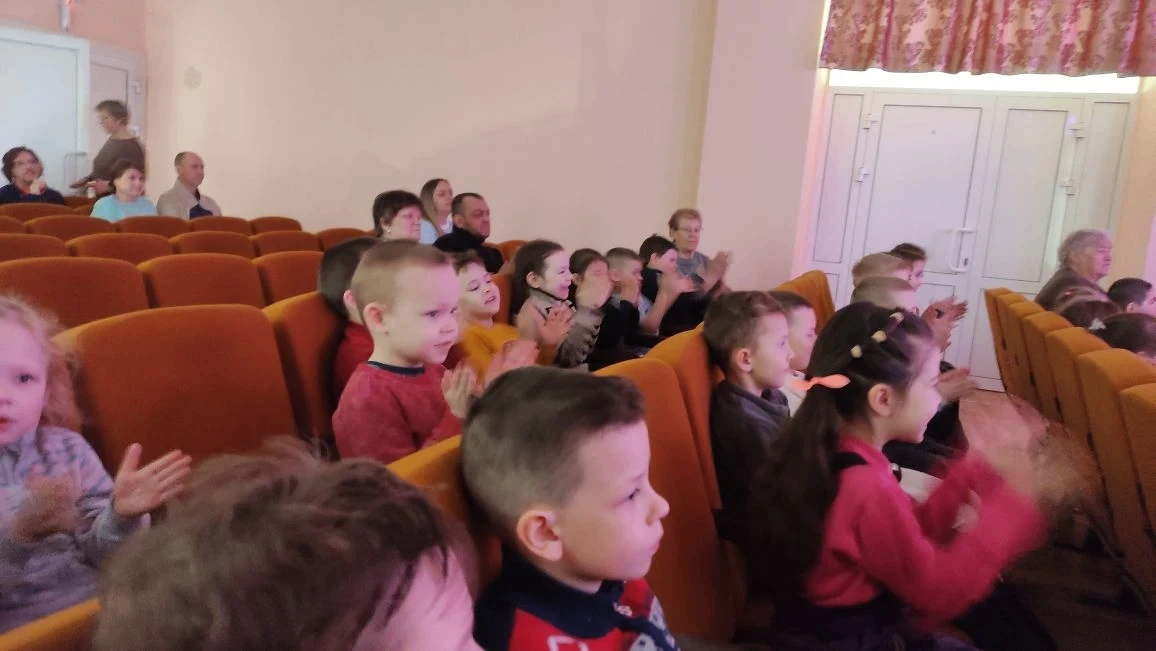 🎭 Сегодня наши ребята побывали в настоящей сказке!
В Доме детского творчества с большим успехом про