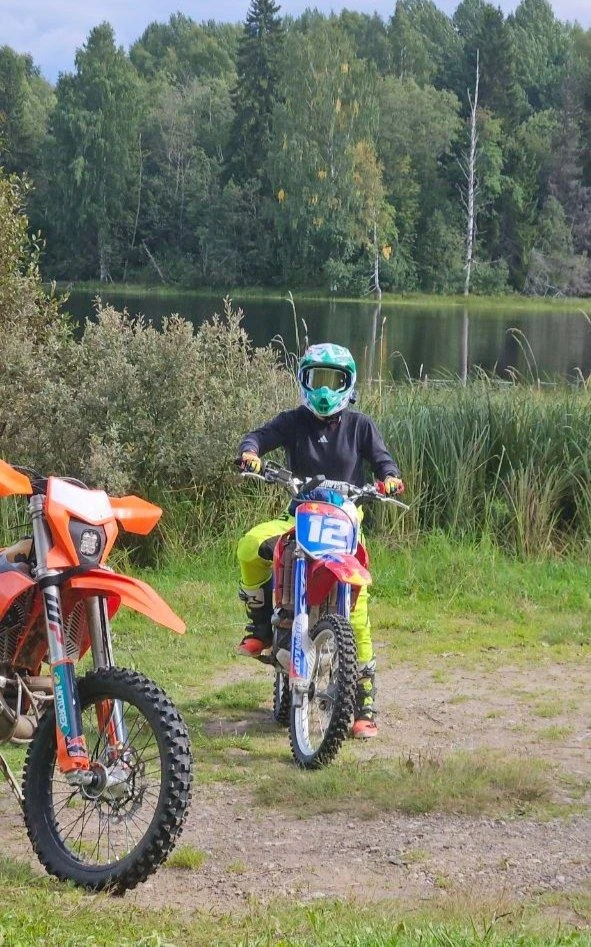 Сегодня делюсь с вами фото с деревни 🌳🚵‍♂️. В субботу немного покатались по лесу — пр...