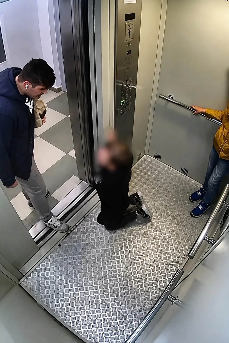 😕 17-летний мигрант поставил ребенка на колени в подмосковной Балашихе. Саиджону не по...