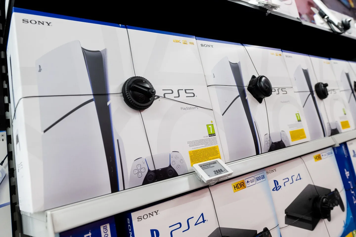 Sony начала размещать предупреждающие стикеры на коробках с PlayStation 5.

Текст на наклейках гласи