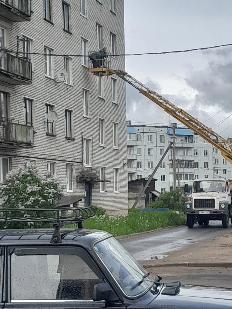 В мкд проводятся работы по содержанию и благоустройству  моются окна,покос травы , промывка и  гидра
