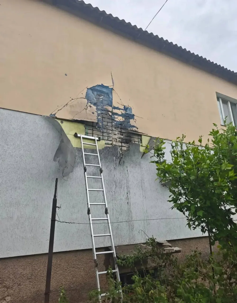 ⚡️Двухэтажное здание повреждено в Горностаевке в результате атаки вражеского FPV-дрона

Как сообщили
