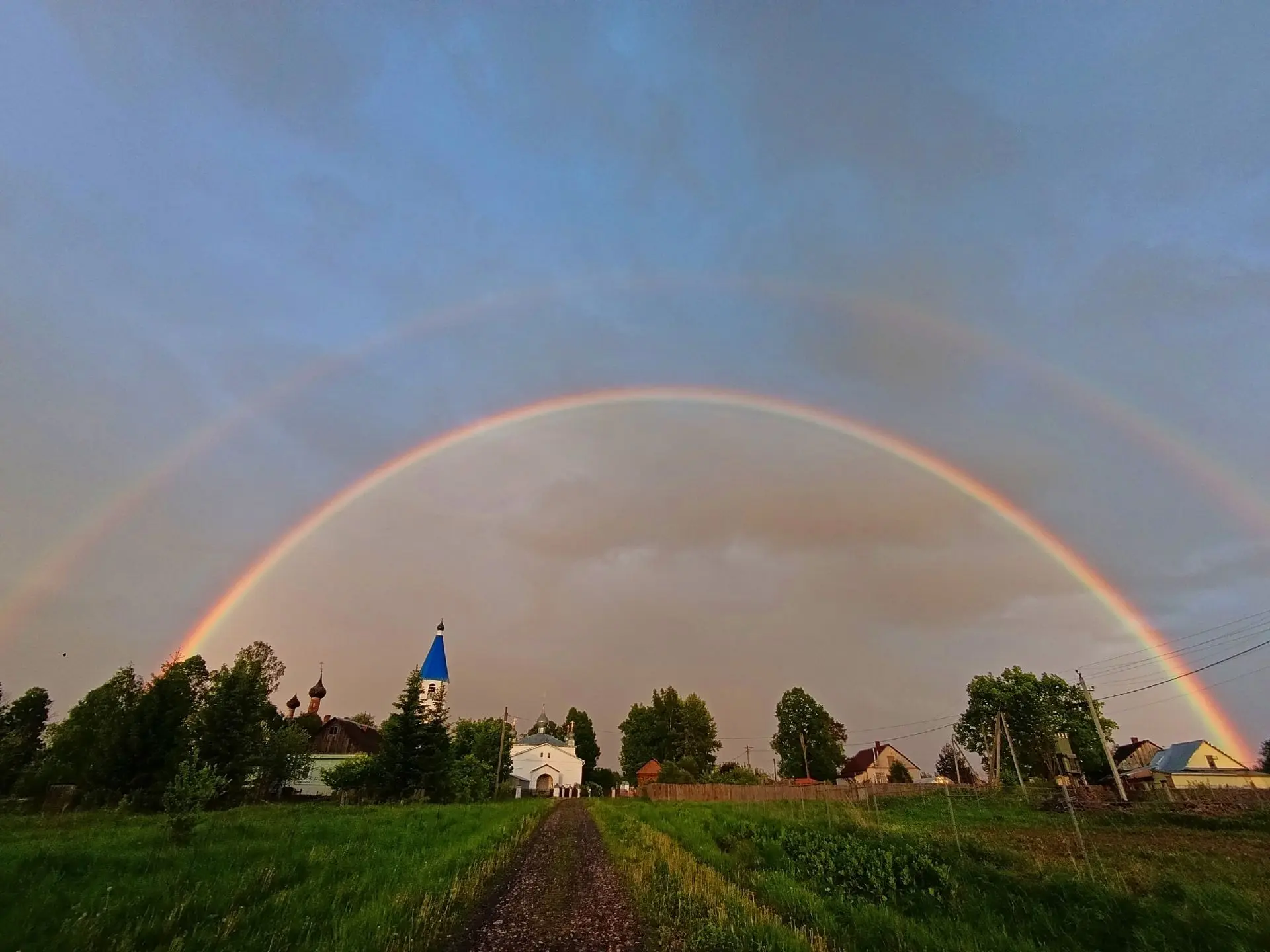 Яркая радуга в селе Покров Даниловского района.  Фото Насти Чистяковой.  ------------   ❗️Подслушано