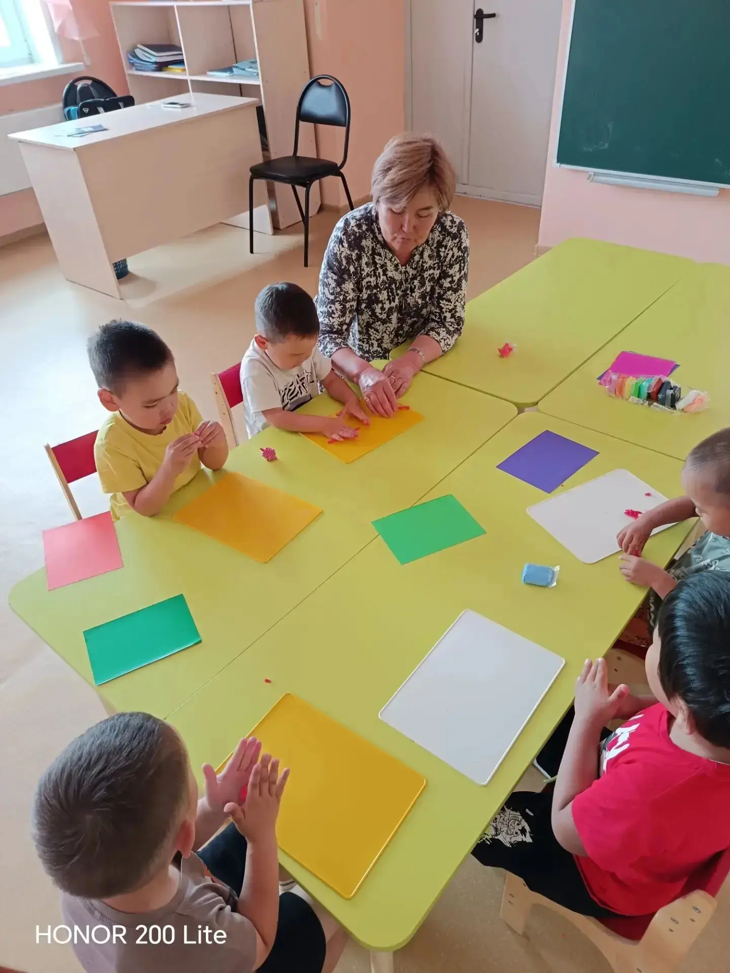 **С любовью от маленьких ладошек! ❤️**

А наши малыши в честь Дня семьи, любви и верности приготовил