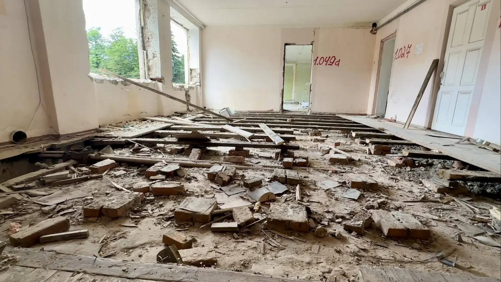 Югорские строители приступили к заливке полов в лицее № 1 «Лидер» Макеевки