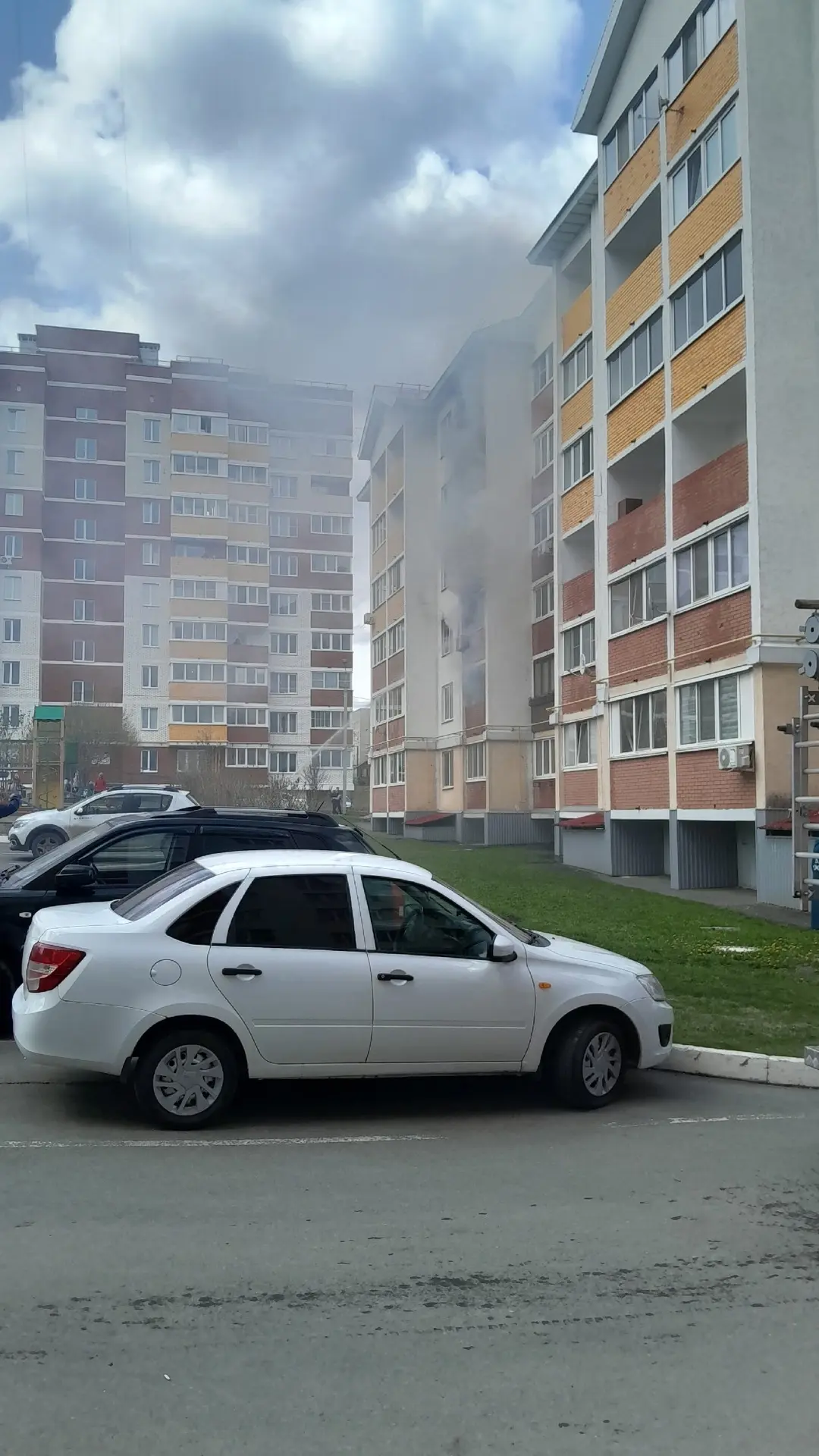 Жители из подъезда эвакуированы в противогазах