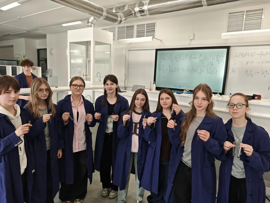 🧪 Химический практикум на каникулах  🧴🔬На каникулах ученики 8-х классов из школьного отделения Рублё