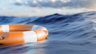 Как себя вести на воде в разных ситуациях. 
•Если у вас свело ногу:
Погрузитесь с головой в воду и, 