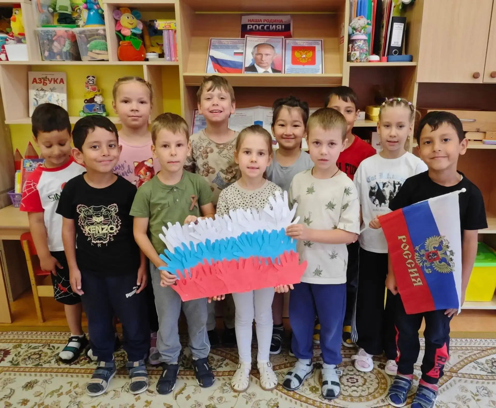 День Государственного флага Российской Федерации в Дошкольном отделении 21 проведён с в...