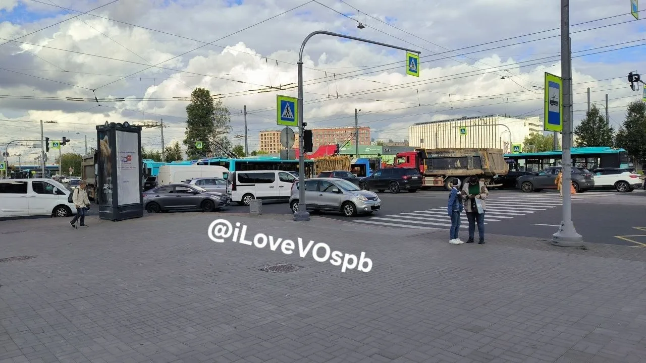 Всё ещё не работают светофоры на перекрёстке Кораблестроителей и  Наличной, пишет читат...