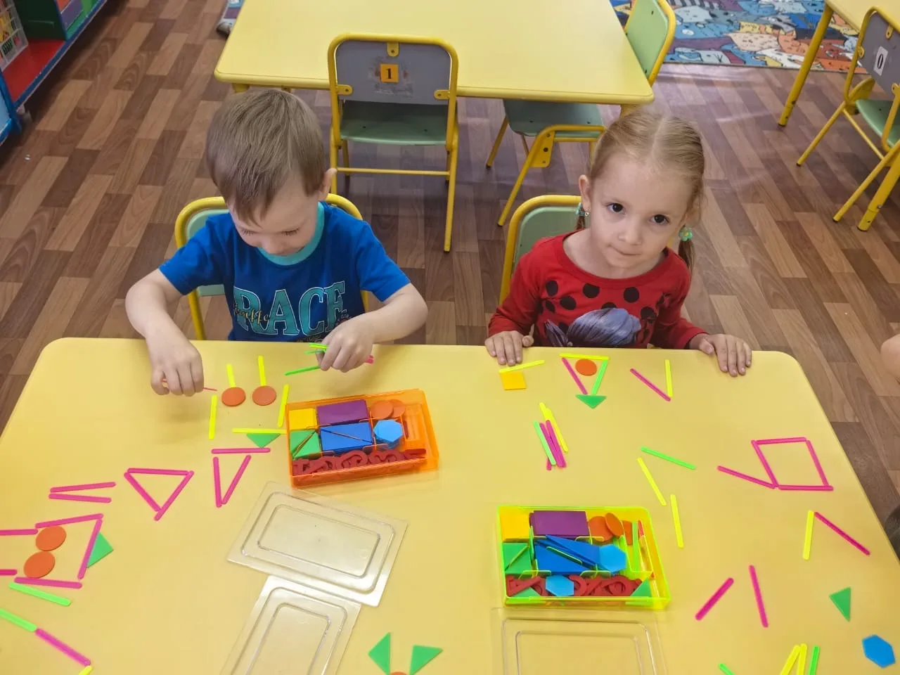 🧩 Сегодня в "Солнышке" был настоящий праздник математики! Ребята увлечённо создавали ф...