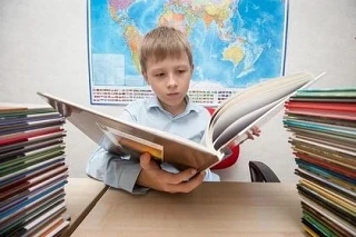 В Госдуме предложили дать школьникам ваучеры на бумажные книги

В Госдуме выступили с инициативой вы