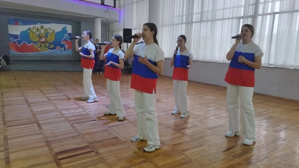 🌟🇷🇺 Во славу Родины моей! 🇷🇺🌟

Сейчас в фойе второго этажа РДК проходит  концертно-развлекател