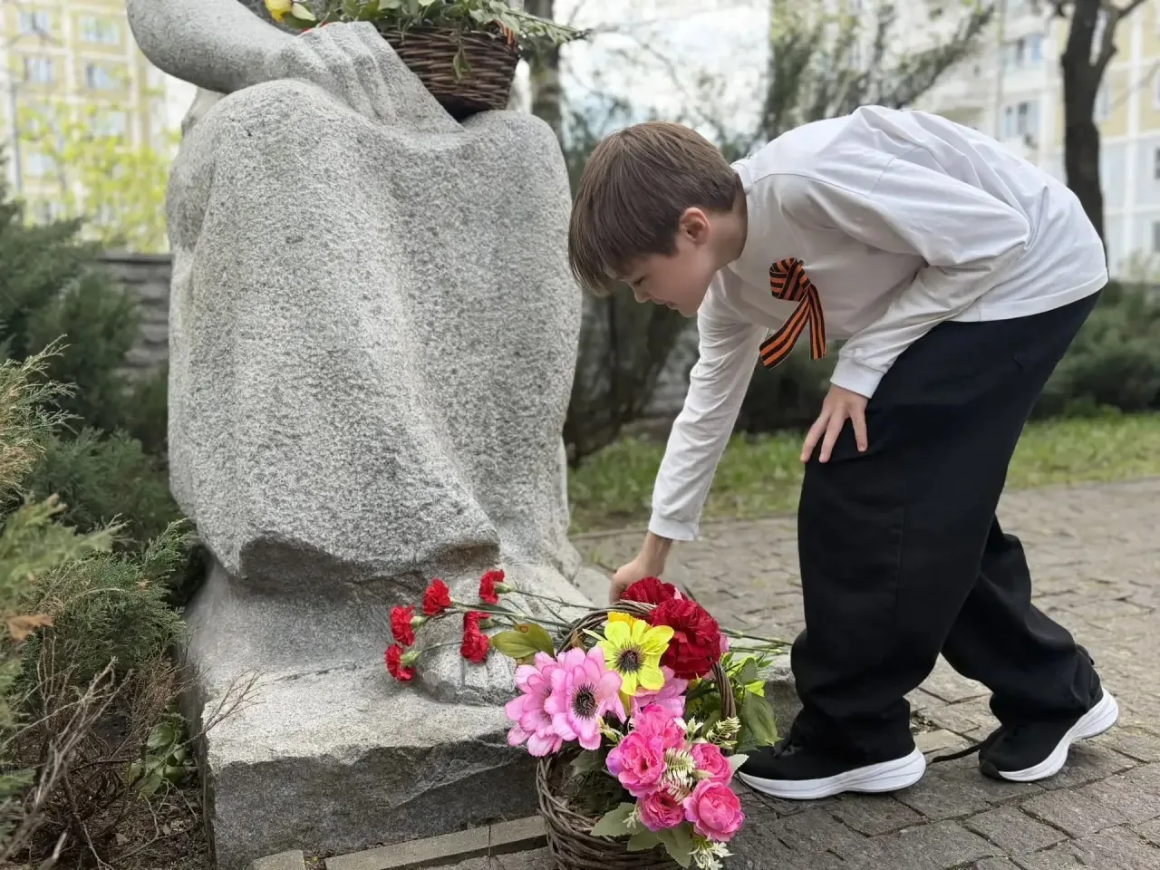 🕊️«Никто не забыт и ничто не забыто» - Горящая надпись на глыбе гранита. Поблекшими листьями ветер и