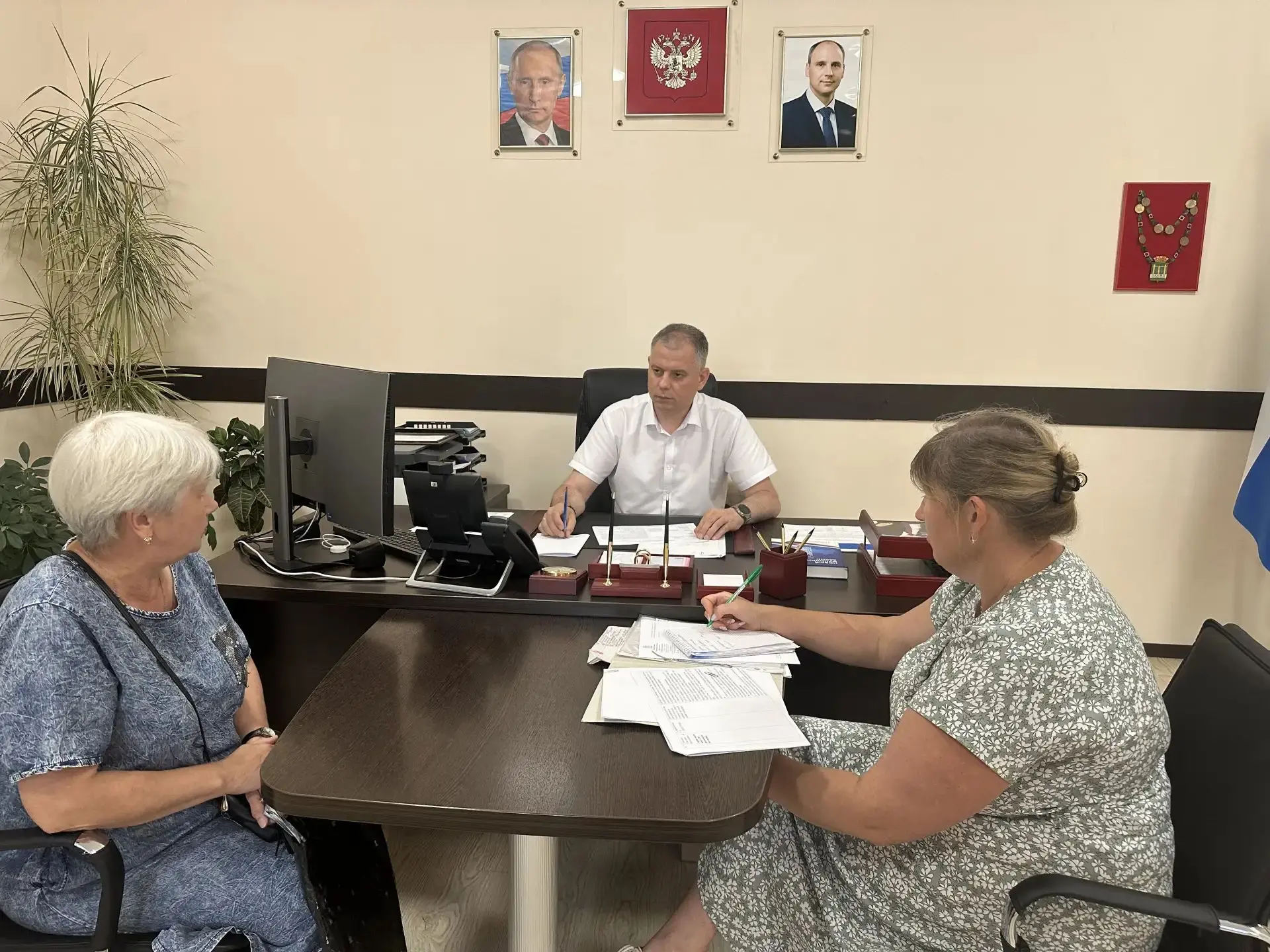 Сегодня в рамках еженедельных встреч принял членов семей участников СВО. По всем поступившим в мой а