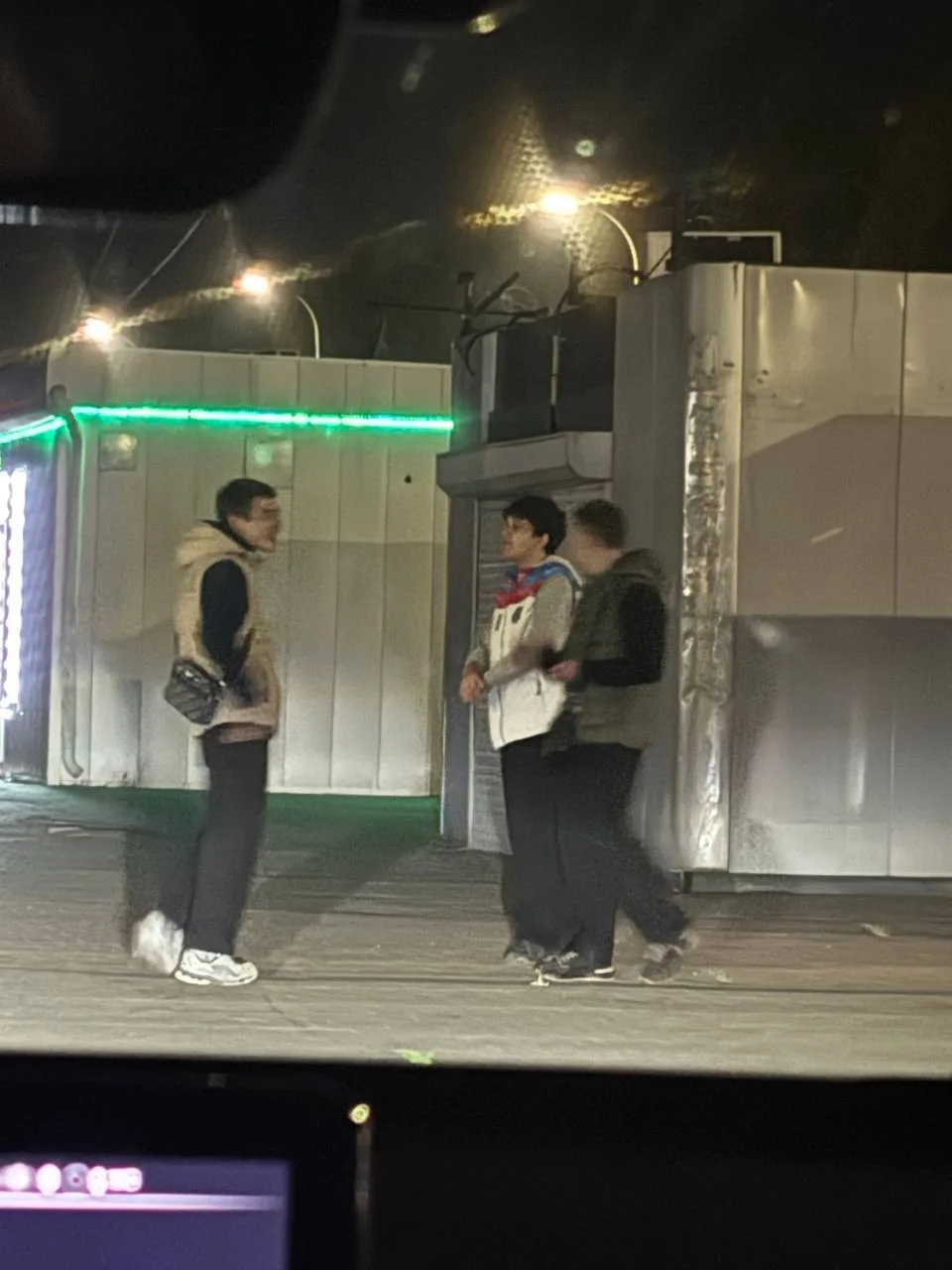 понравился мальчик в бежевой жилетке,который хотел забрать бутылку,найдись