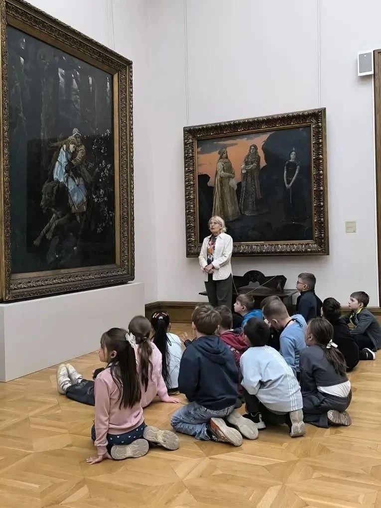 🎨 Мир чудес в Третьяковской галерее  🌟 Ученики 2В и 2Б классов посетили Третьяковскую галерею и отпр