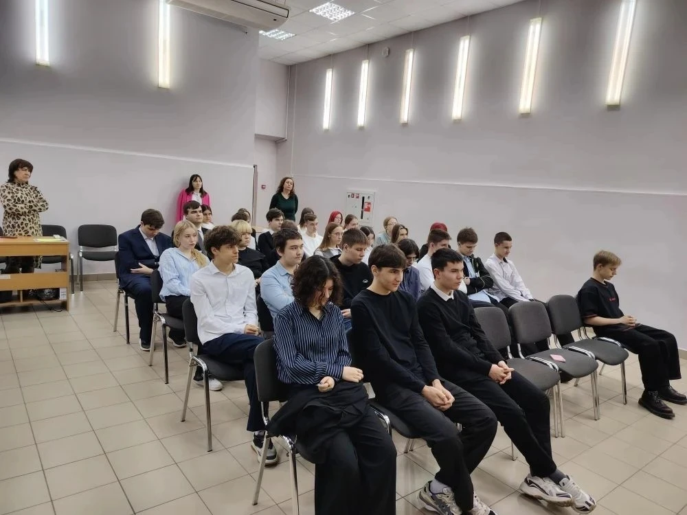 💥Мост между классами: 11-ые классы поделились опытом с 9-ми! 🎓  Сегодня в школе состоялась важная и 
